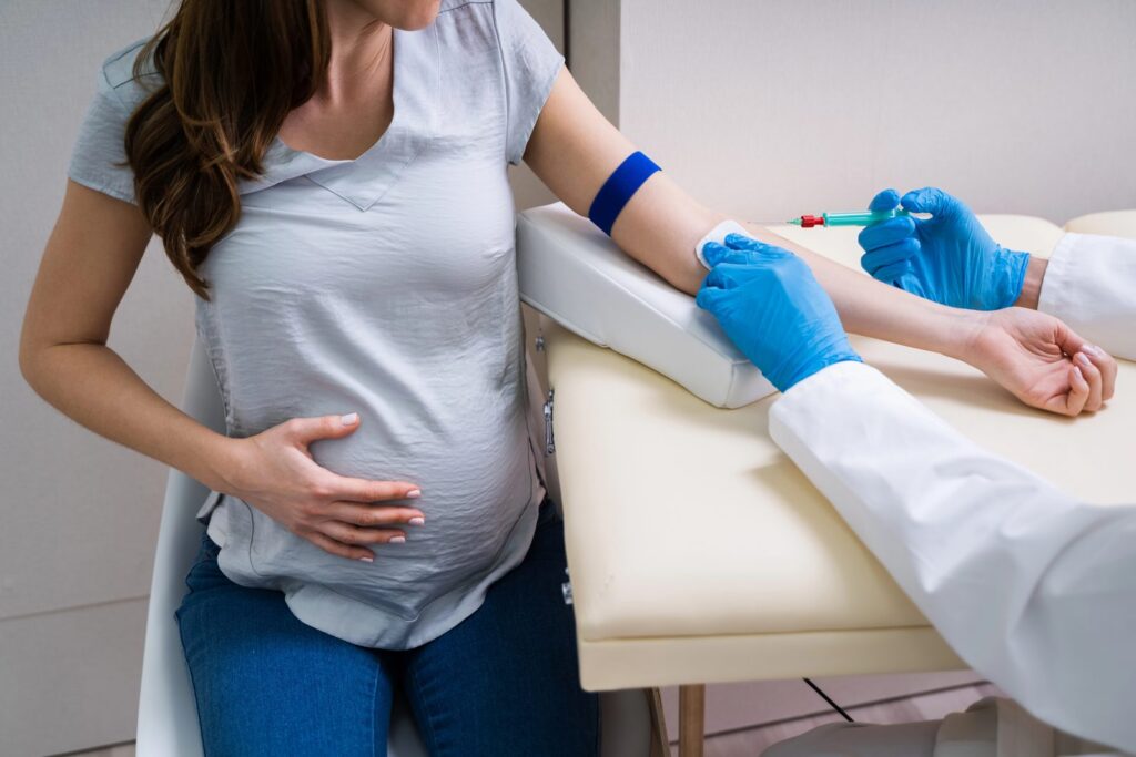 Prelievo di sangue a una donna in gravidanza